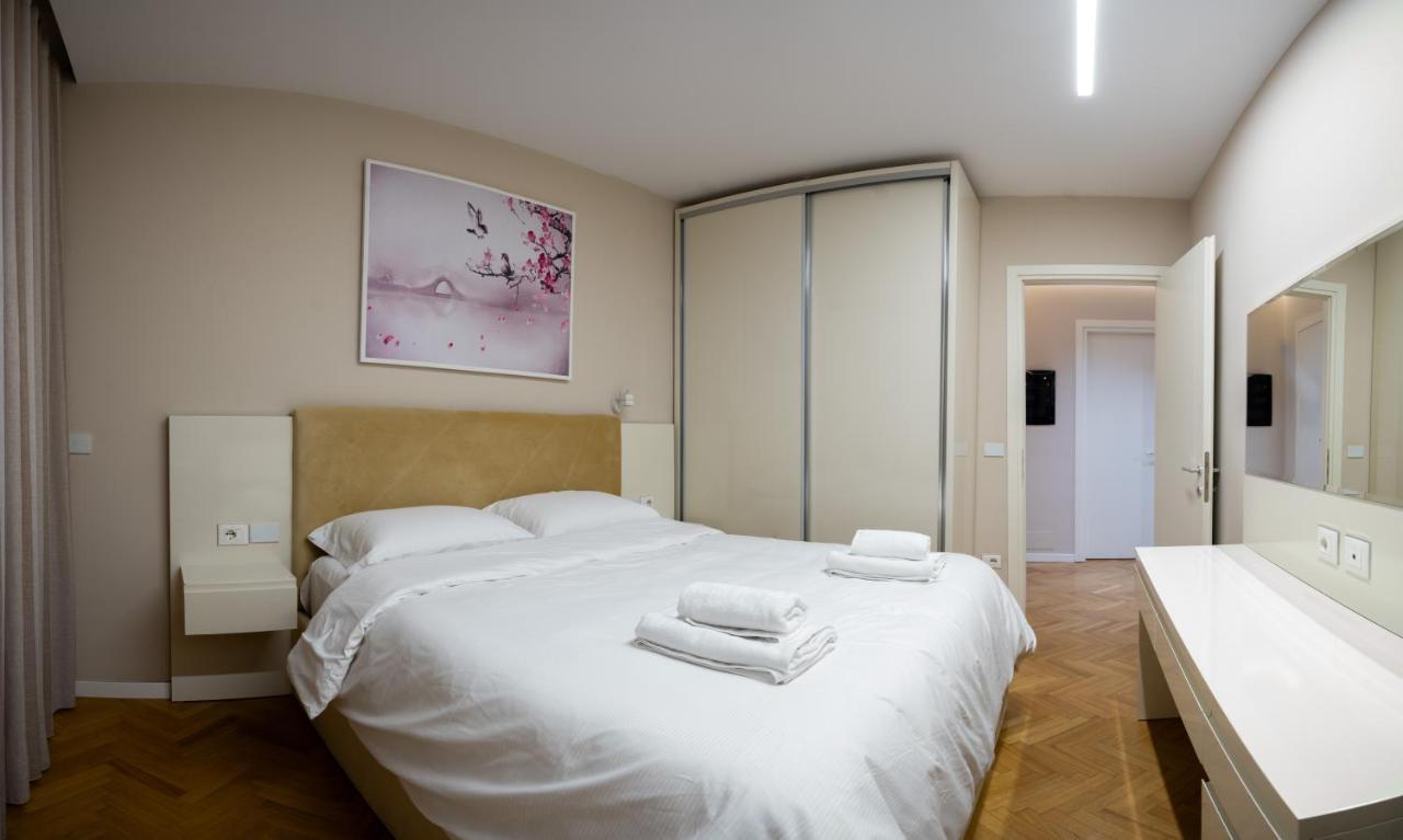 Center Tirana Liv Apartment Bagian luar foto