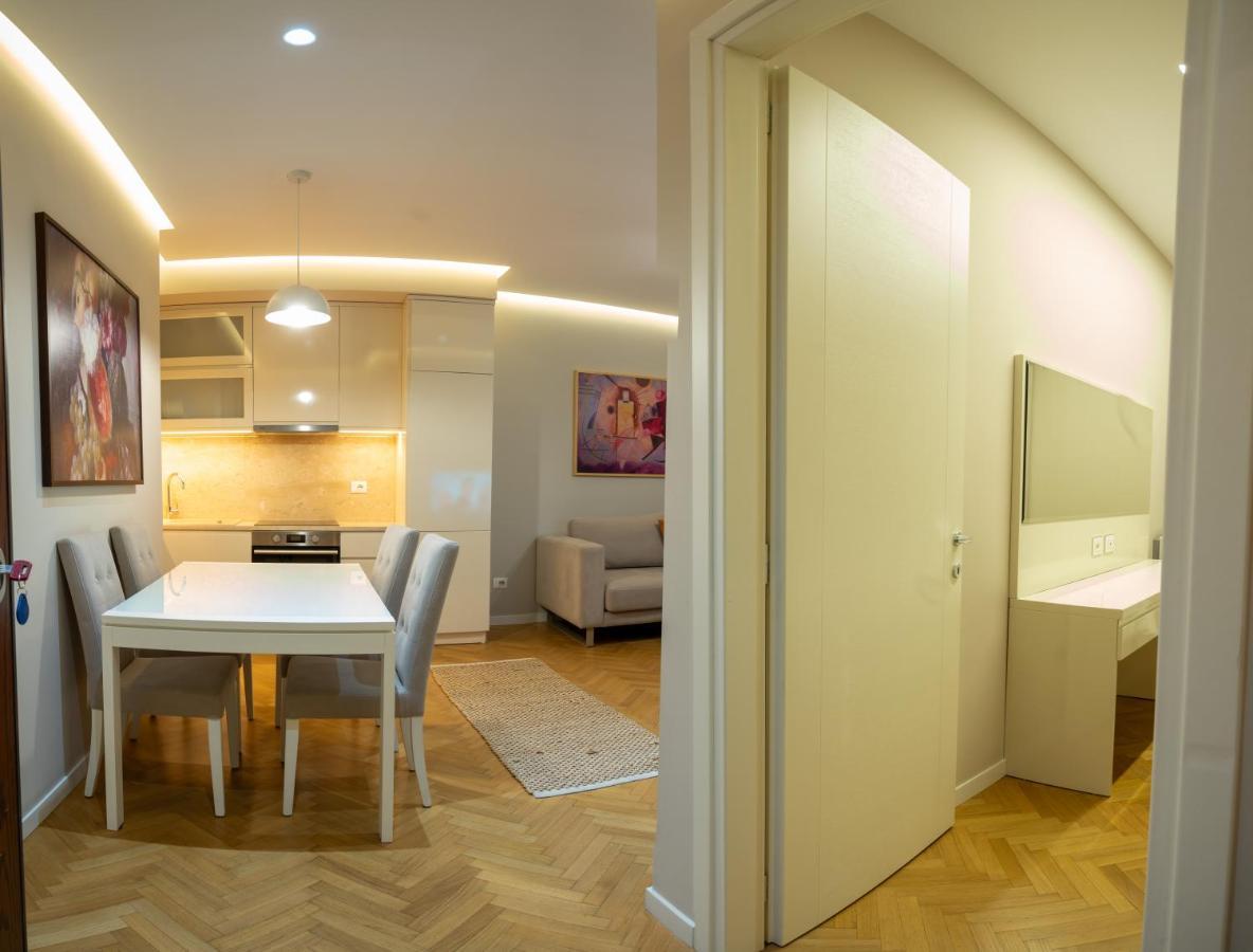 Center Tirana Liv Apartment Bagian luar foto