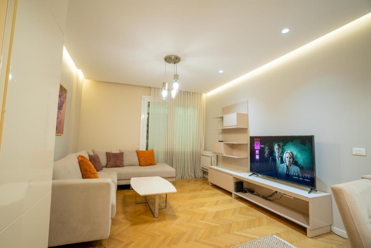 Center Tirana Liv Apartment Bagian luar foto